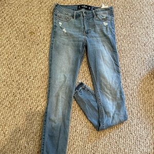 HOLISTER MID RISE JEANS!!